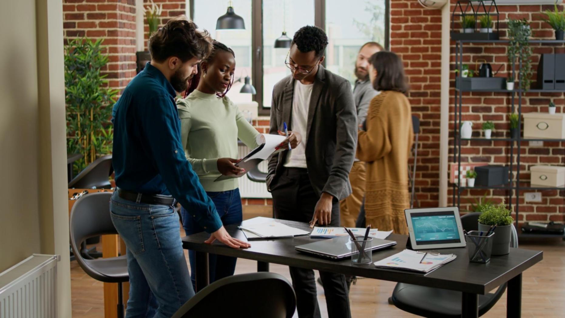 Visualisasi data komparatif perusahaan menampilkan grafik perbandingan kinerja finansial