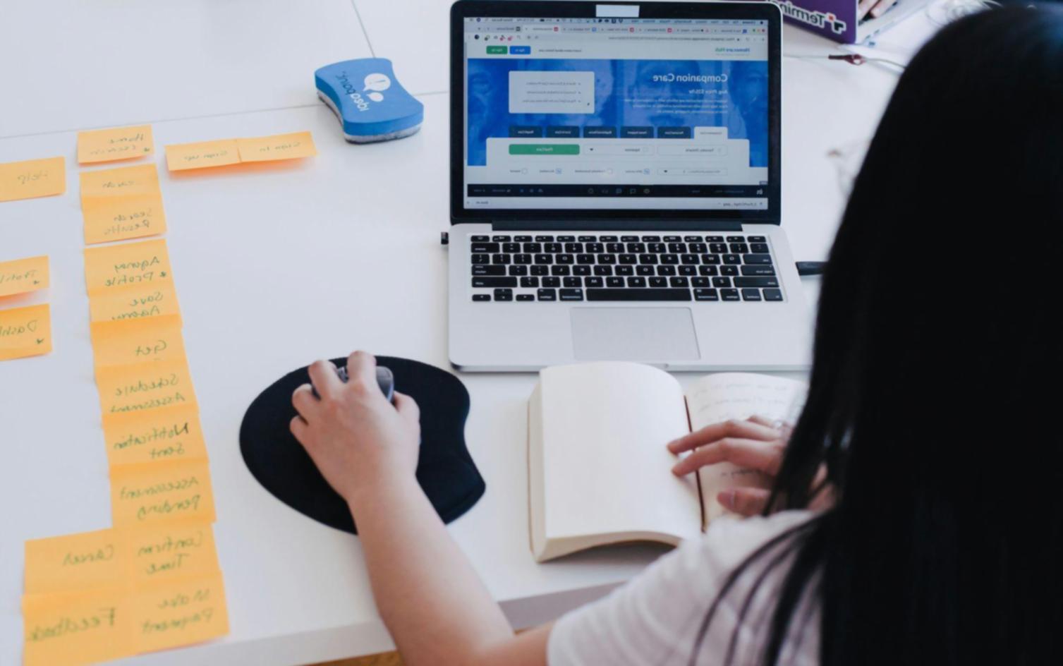 Diskusi tim tentang metodologi analisis perusahaan