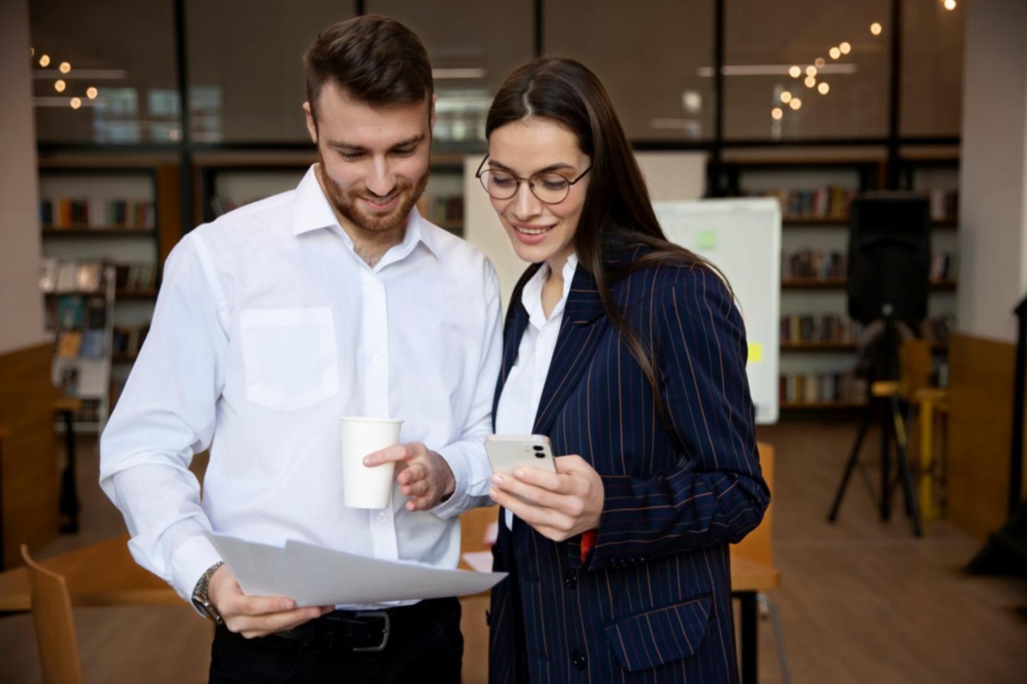 Tim Stock Mart Blog bekerja menganalisis data keuangan perusahaan untuk klien